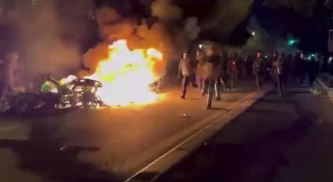 Scènes sauvages de France alors que les antifas se révoltent après la victoire des socialistes/communistes aux élections.