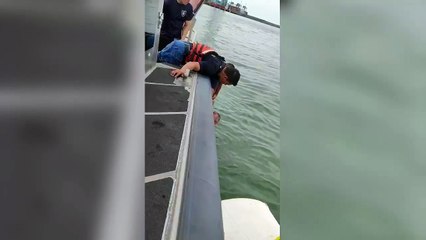 Guardacostas y dos surfistas les salvan la vida a tres turistas