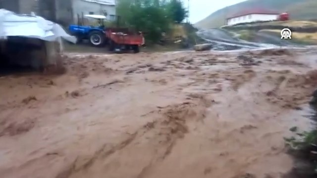 Kars'ta ve Ağrı'da sağanak sele, su baskınlarına neden oldu