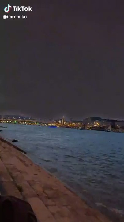 ⚠️ RUPTURE : Chutes de météores, visibles depuis Budapest.Des témoins rapportent un éclair brillant et une traînée dans le ciel nocturne.rupture