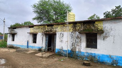 कलेक्टर साहब देखिए... मौत के साए में पढ़ाई, आखिर कैसे बोलेगा बचपन