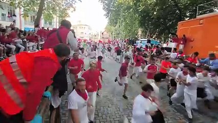 Dos toros de Cebada Gago rozan a unos mozos en la bajada al callejón en el segundo encierro de San Fermín