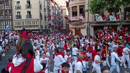 Un toro cae en la curva de Telefónica en el 2º Encierro de San Fermín 2024