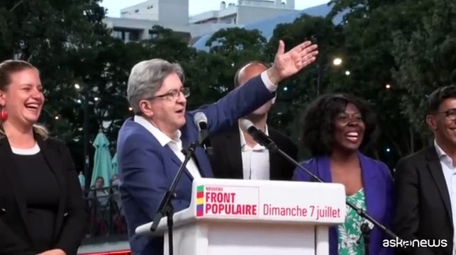 Parigi, in piazza la Marsigliese e Bella Ciao con M?lenchon