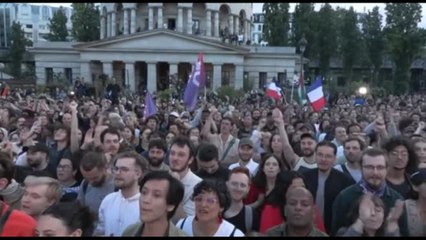 Parigi, in piazza la Marsigliese e Bella Ciao con Mélenchon