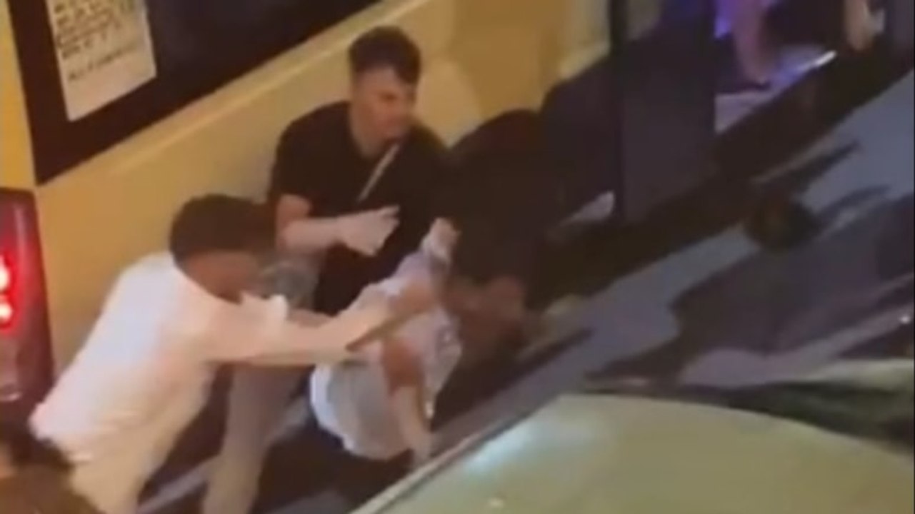 Bahçelievler'de yolcu minibüsünde başlayan kavgada yumruklar havada uçuştu