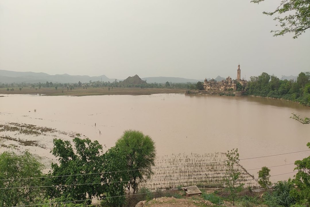 बारिश के बाद अलवर के विजय मंदिर बांध में आया पानी