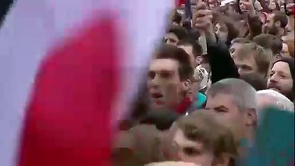 Sol ittifakın seçimi kazandığı Fransa'da binler enternasyonal marşı söyledi