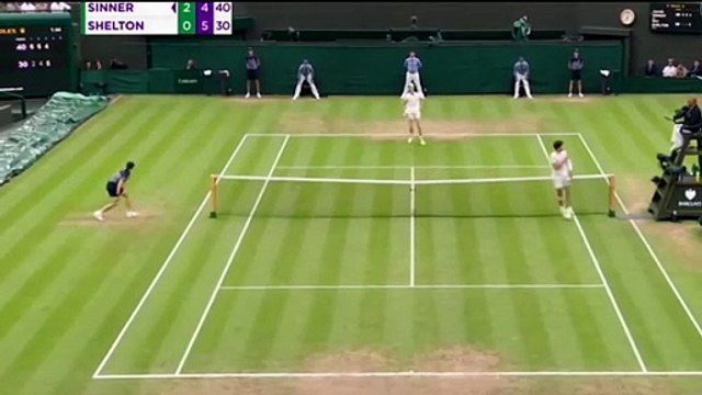 Sinner spettacolare, travolge Shelton e sigla il punto più bello di Wimbledon: tutti in piedi senza parole