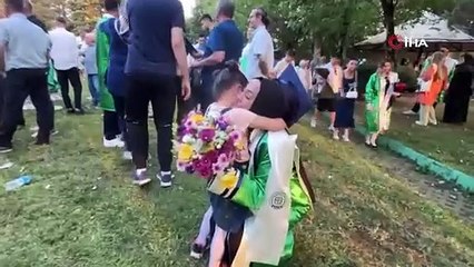 2 çocuk annesi, çalıştığı üniversiteden mezun oldu