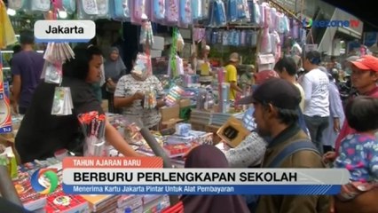 Warga Berburu Perlengkapan Sekolah di Pasar Asemka Jakarta