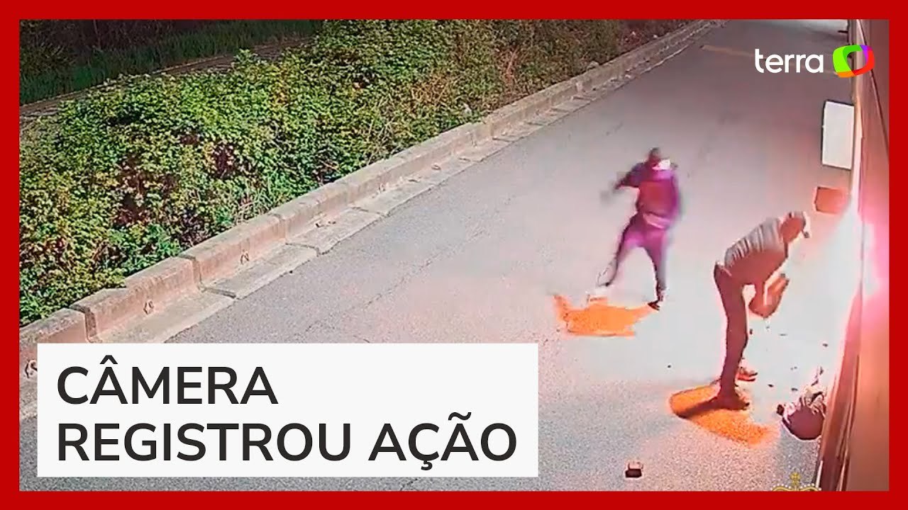 Homem fica com as pernas em chamas ao tentar atear fogo em centro comercial no Canadá
