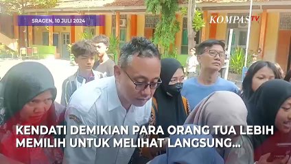 Momen Orang Tua Murid Berdesakan Melihat Hasil PPDB di Papan Pengumuman