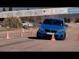 BMW X2 2018 - Maniobra de esquiva (moose test) y eslalon | km77.com