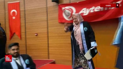 Kars'ta 69 yaşında üniversiteden mezun oldu, diplomasını bozkurt yaparak aldı