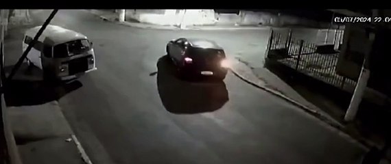 Suspeito "voa" de moto ao bater em carro durante perseguição policial