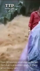 Over 30 tourists stranded at Raigad Fort due to a sudden gush of water amid heavy rain. #RaigadFort #HeavyRain
