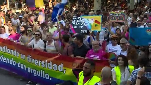 Centenas de milhares no desfile do Orgulho em Madrid