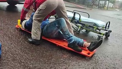 Motociclista fica ferido ao bater contra ônibus no Bairro Santa Felicidade