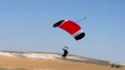 Paraşütçünün yere sert iniş yaparak yaralandığı anlar kamerada