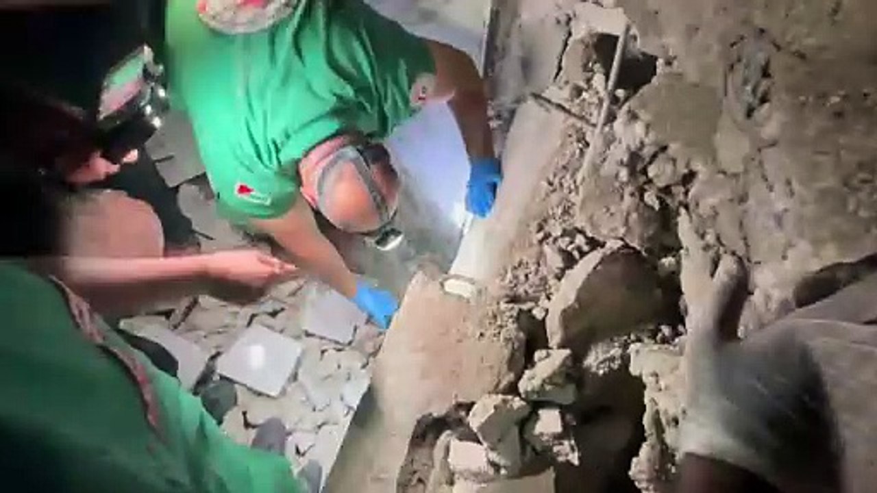 فلسطينيون يبحثون عن ضحايا تحت الركام في جباليا