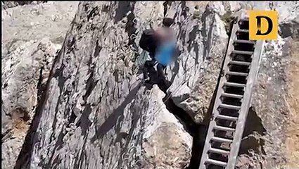 Sulla ferrata con in braccio il bambino senza attrezzatura (il video)