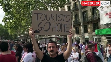 İspanya'da turizm karşıtı protestocular, Barselona'da turistlere su tabancalarıyla saldırdı