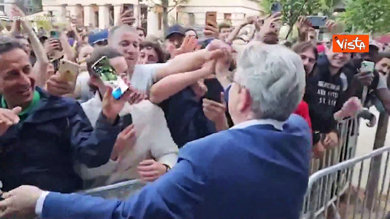 M?lenchon saluta la folla per strada dopo la vittoria delle elezioni, ecco il coro dei simpatizzanti
