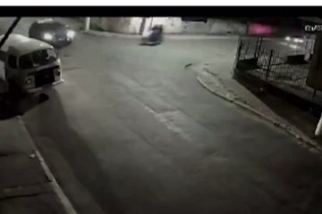 Supuesto delincuente en moto vuela por los aires tras chocar en medio de una persecución policial