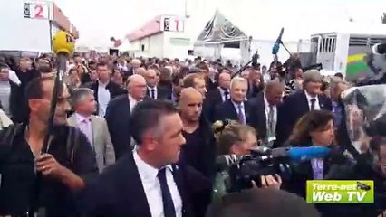 Jean-Marc Ayrault pris de court par des éleveurs et des salariés en détresse