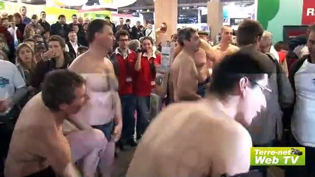 En colère, les producteurs laitiers indépendants se mettent à poil !