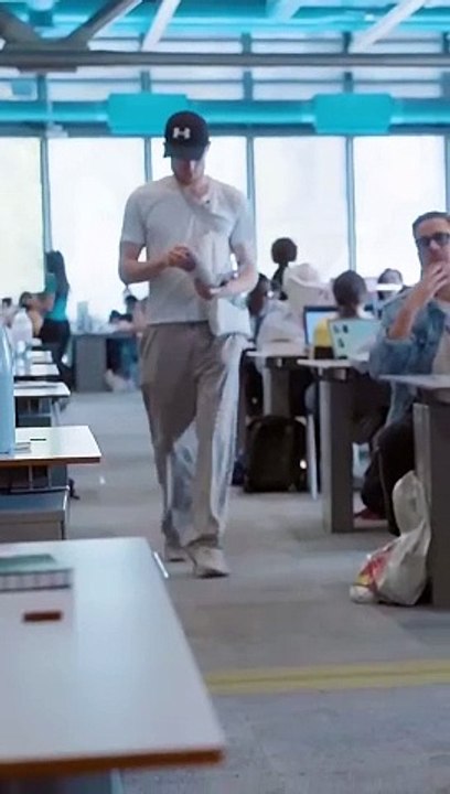 Prank : S’écrouler par terre à la bibliothèque