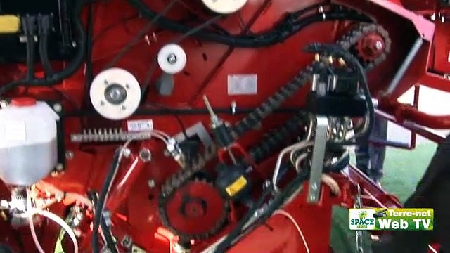 La presse enrubanneuse Mchale Fusion 3 au champ