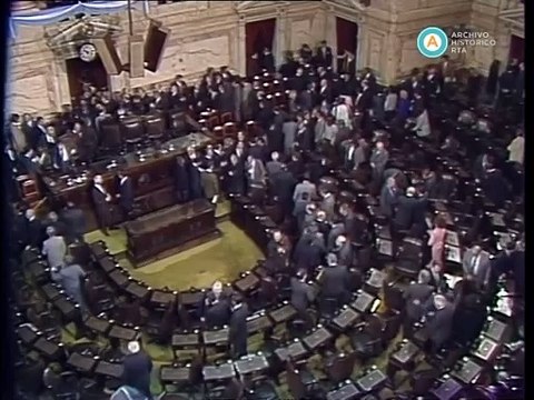 Carlos Menem asume su segundo mandato presidencial (1996)