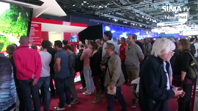 Les tracteurs prennent le relais des supercars à Paris