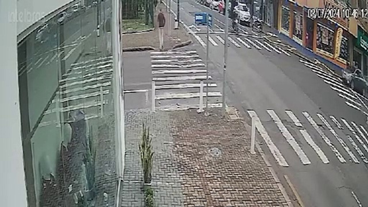 Câmera flagra colisão entre carro e moto em Cascavel: piloto é arremessado, mas escapa ileso