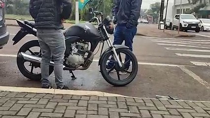 Kia Cerato e Honda CG se envolvem em colisão no Centro de Cascavel