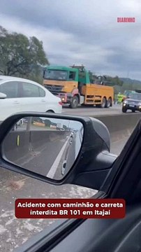 Acidente com caminhão interdita BR 101 em Itajaí