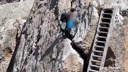 Sulla ferrata Bepi Zac con il bimbo in braccio e senza attrezzatura