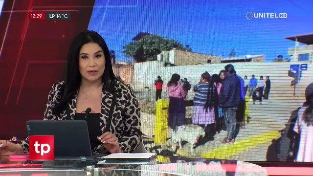 Cámara capta cómo bajan el cuerpo de un hombre de un auto y lo lanzan a un canal de drenaje