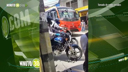 Violento encuentro entre conductores terminó con bus destrozado y carro impactado en el centro de Medellín