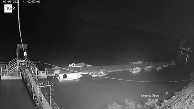 Auto nel Po, nuovo video delle telecamere di sorveglianza: lei immobile, lui che sporge il braccio dal finestrino