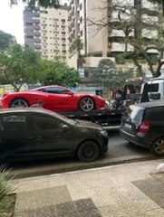Ferrari é guinchada por estacionamento irregular