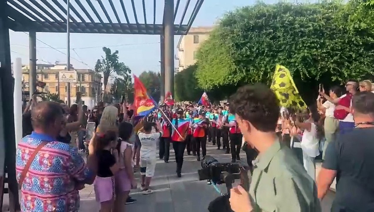 La banda musicale "Giuseppe Verdi" scelta per il concerto di Max Pezzali, colora le strade del centro città a Messina