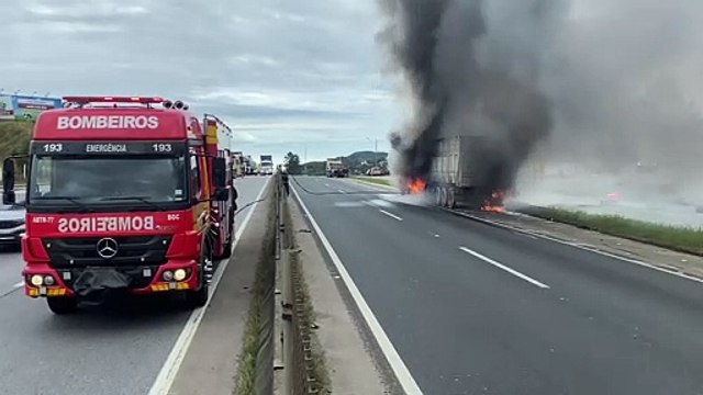 Carreta pega fogo e interdita BR-101 em Biguaçu