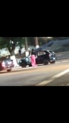 Mulher destrói carro do ex em ataque de fúria; cenas foram gravadas em vídeo