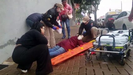 Mulher fica ferida ao escorregar em via pública no Centro