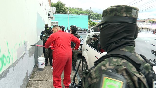 Tegucigalpa: Presos bajo resguardo militar borran grafitis de pandillas
