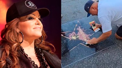 Estrella de Jenny Rivera en el Paseo de la Fama de Hollywood es vandalizada y unos fans deciden limpiarla