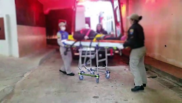 Mulher sofre suspeita de fratura após queda na Prefeitura de Cascavel